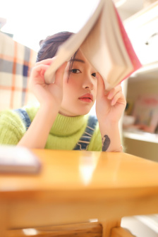 按着女儿的头给他吃